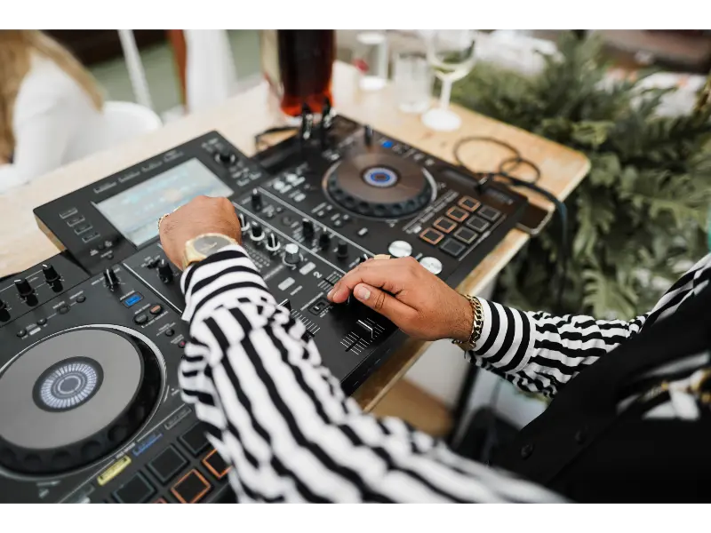 5 Reasons to Hire A Professional DJ For Your Corporate Event